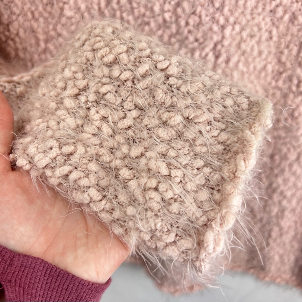 Me to We Women’s Blush Pink Fuzzy Soft Boucle Sweater Scoop Neck Size S - Picture 3 of 9
